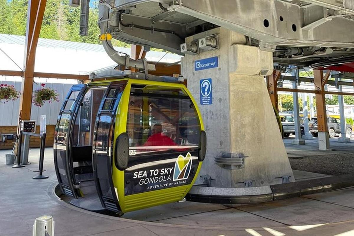 ein kleiner Bus mit offener Tür in einem Gebäude