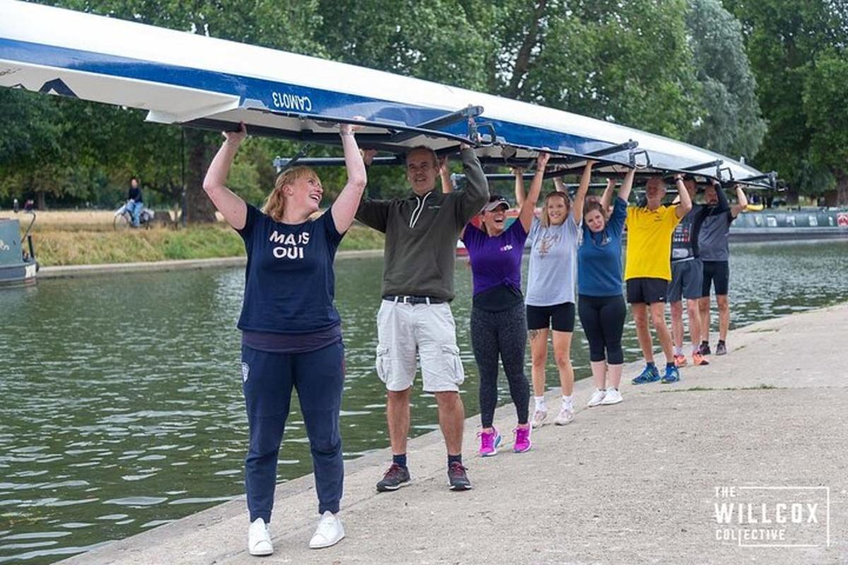 grupp inimesi, kes kannavad paati õlgadel