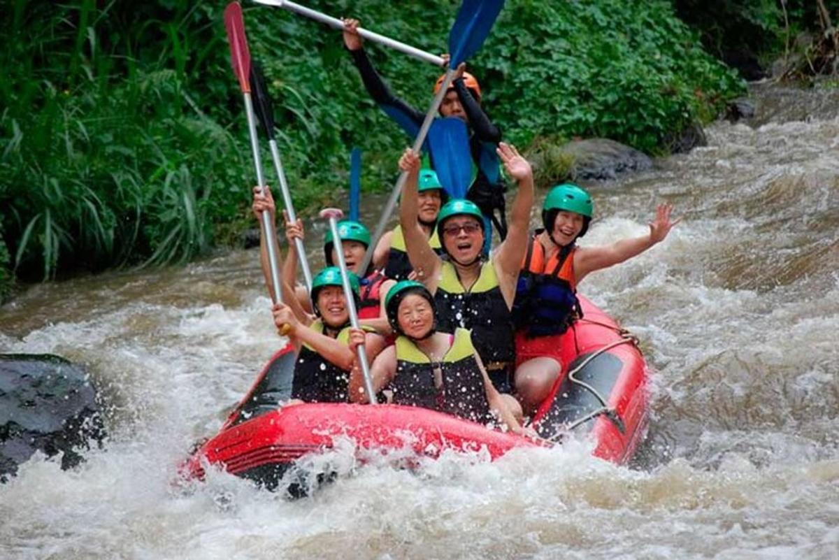 sekumpulan orang di atas rakit di sungai