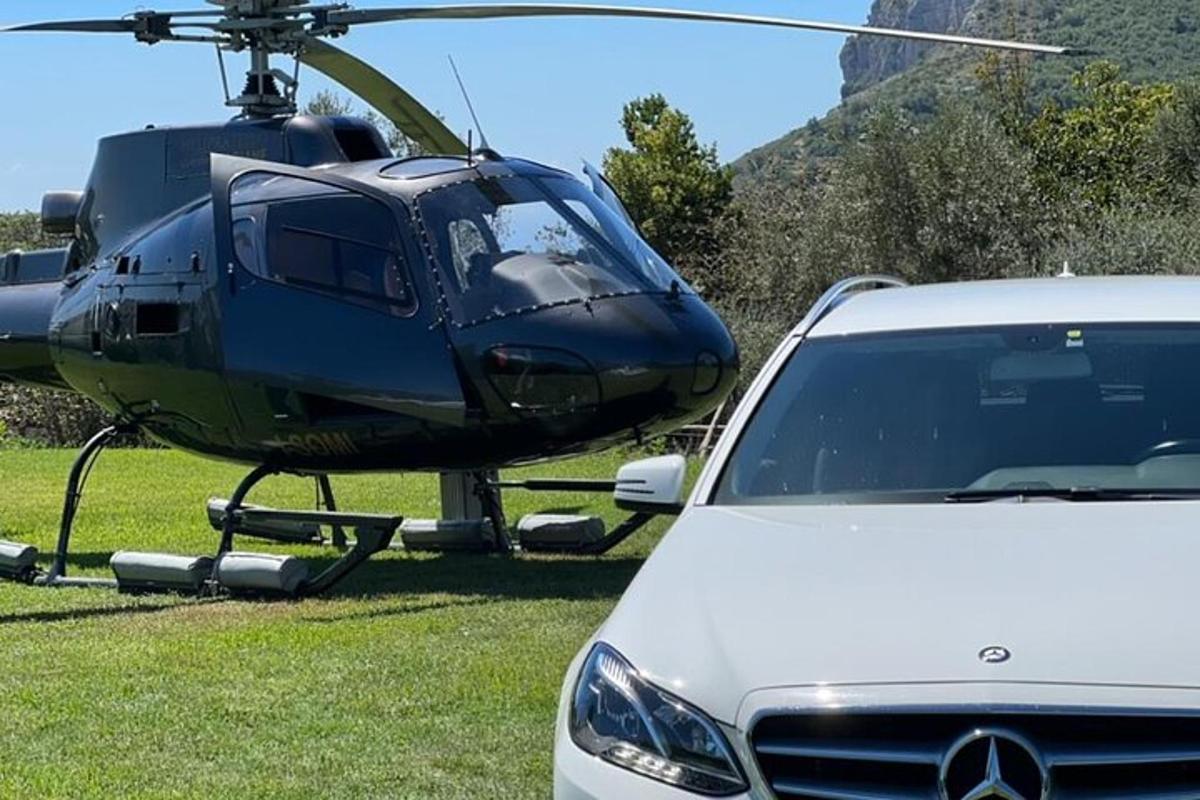 et helikopter er parkert ved siden av en bil