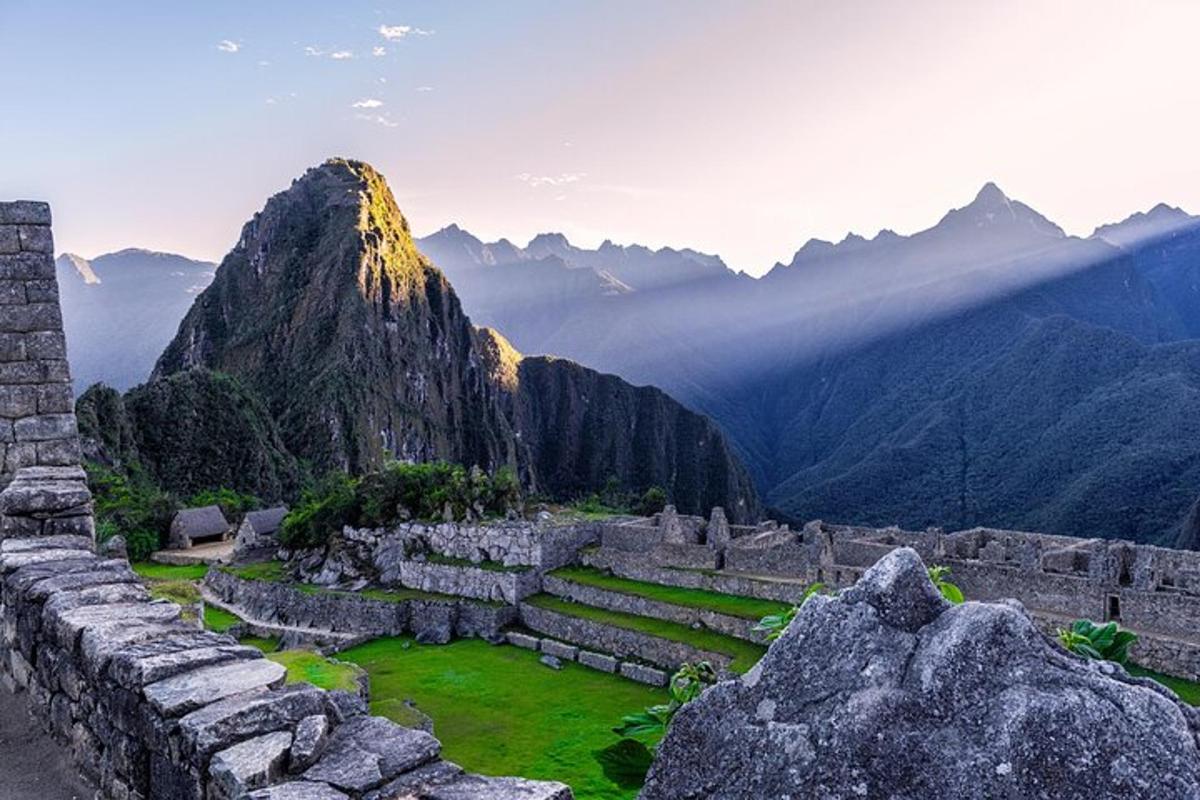 una vista delle rovine di una montagna