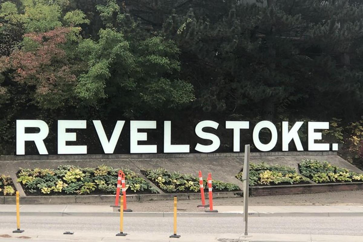 a large white sign that saysreclusive in front of plants