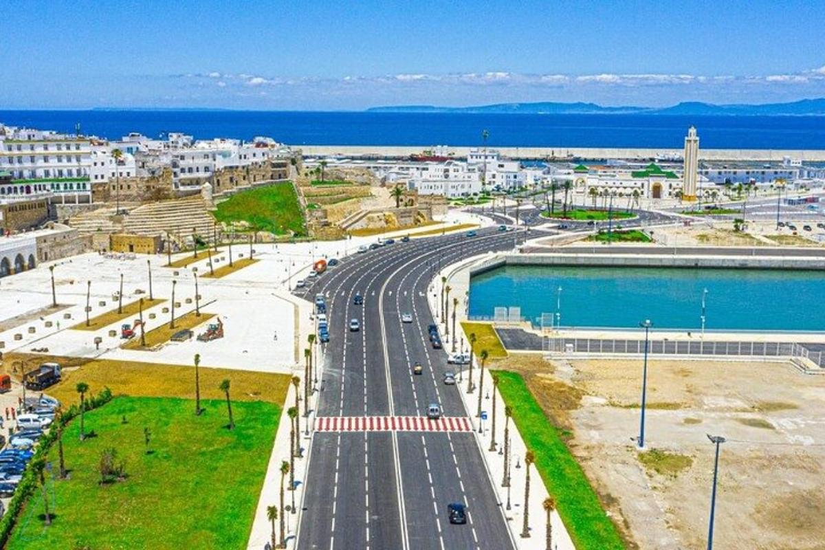 una vista d'una ciutat amb un carrer i una piscina