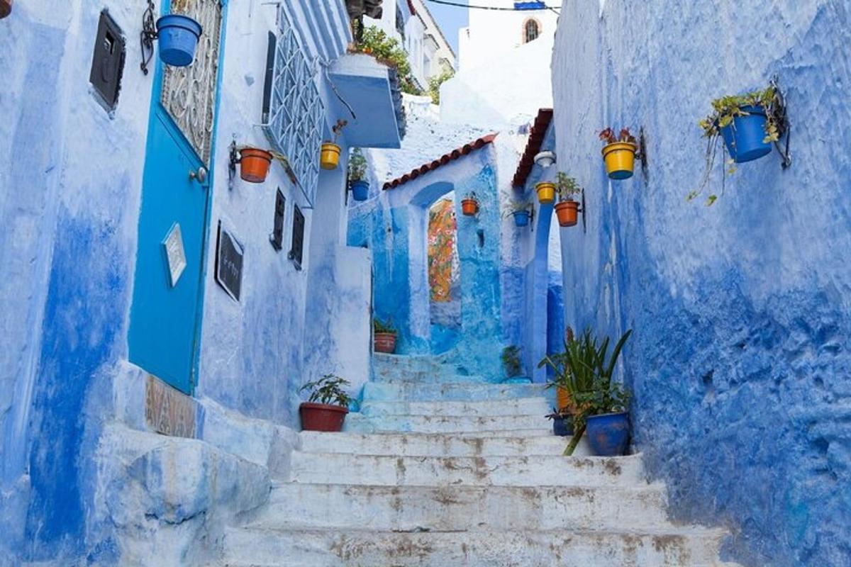 una escala en un xauen amb edificis blaus