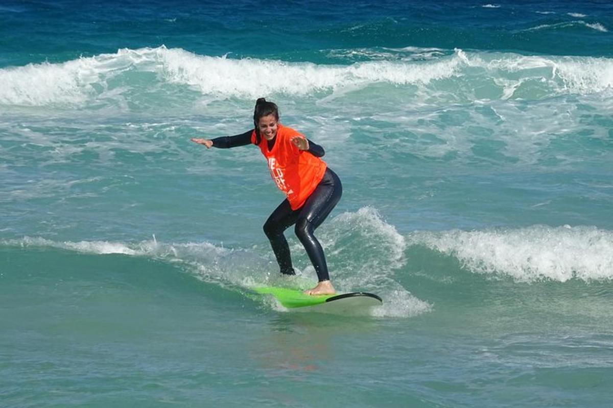 en kvinde, der rider på en bølge på et surfbræt i havet