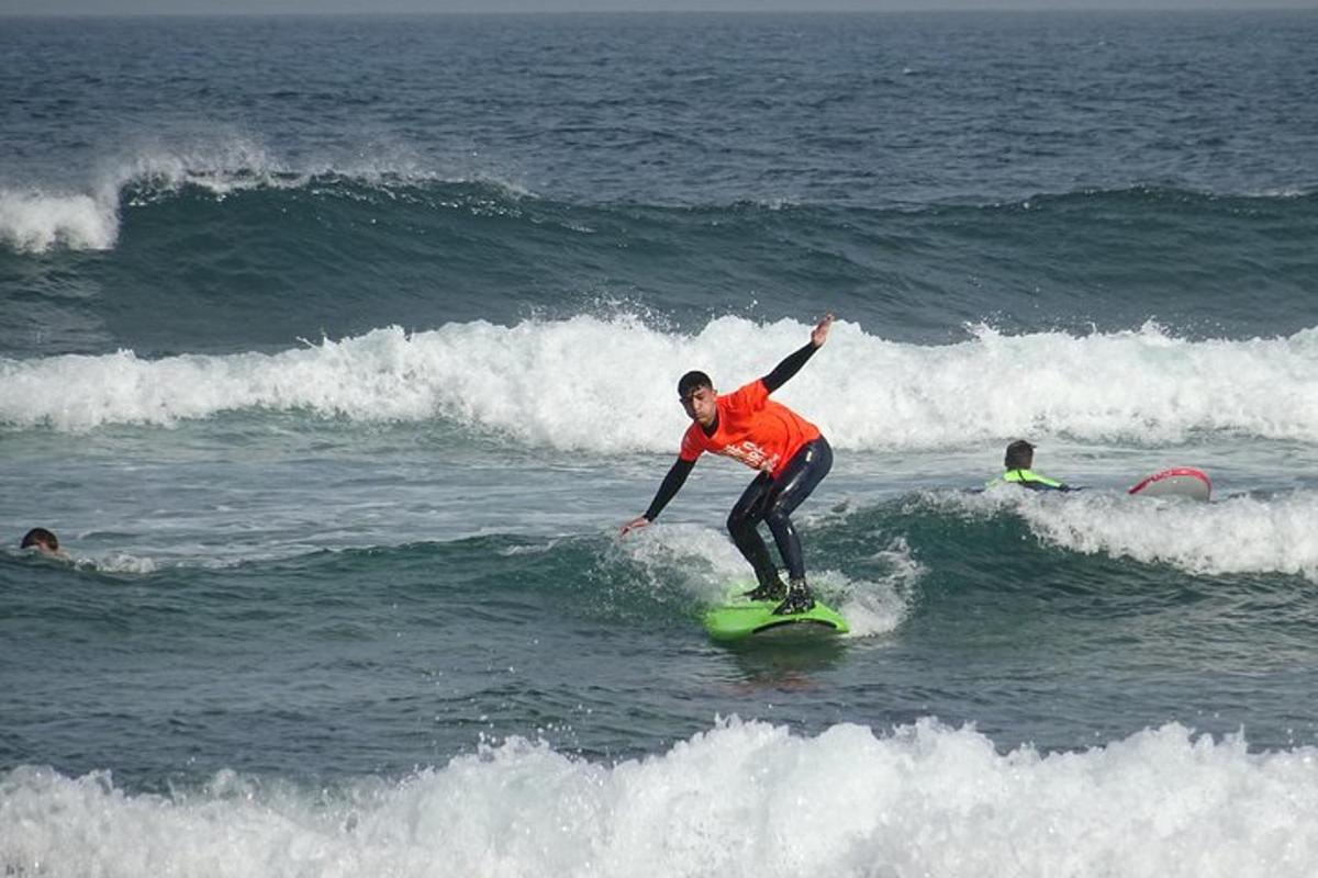 un home cavalcant una onada sobre una taula de surf a l'oceà
