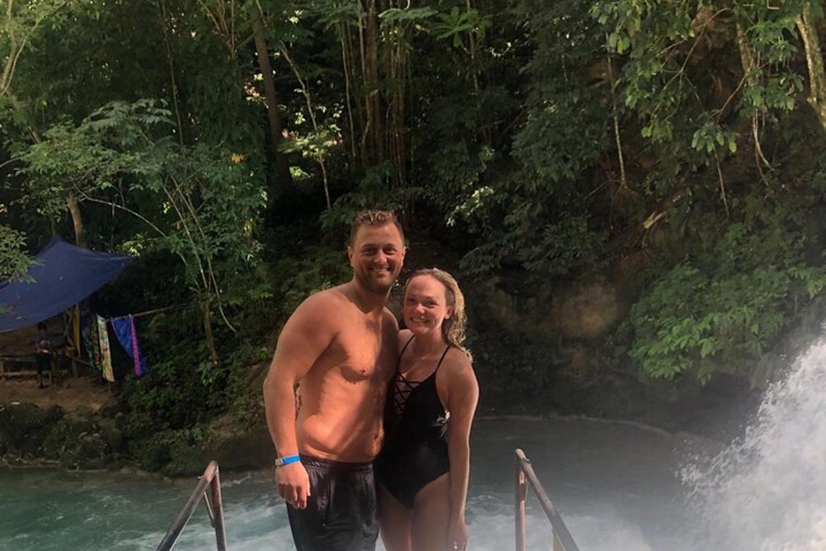 Un hombre y una mujer de pie en el agua