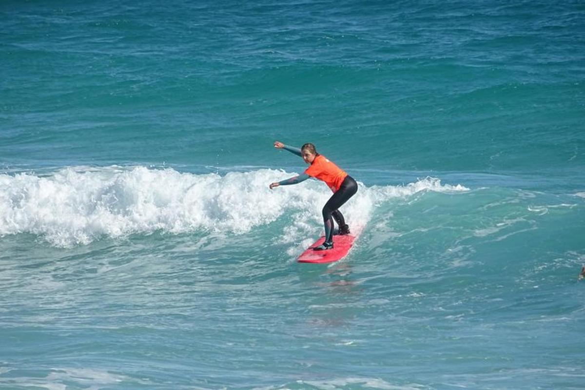 una persona cavalcant una onada sobre una taula de surf a l'oceà
