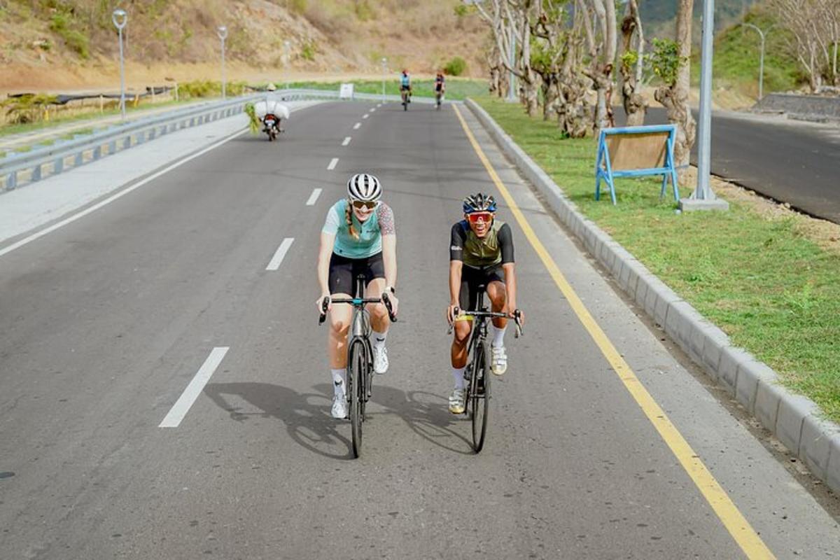 duas pessoas andando de bicicleta em uma estrada