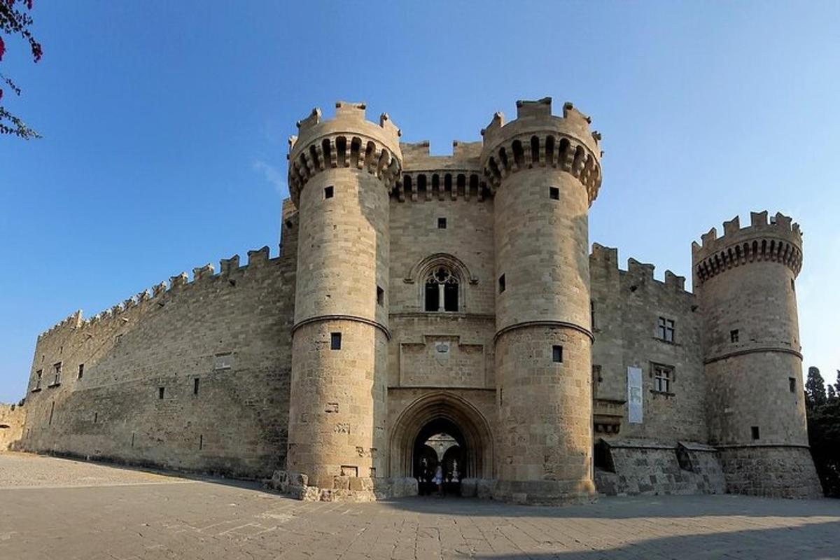 velký hrad s vchodem do něj