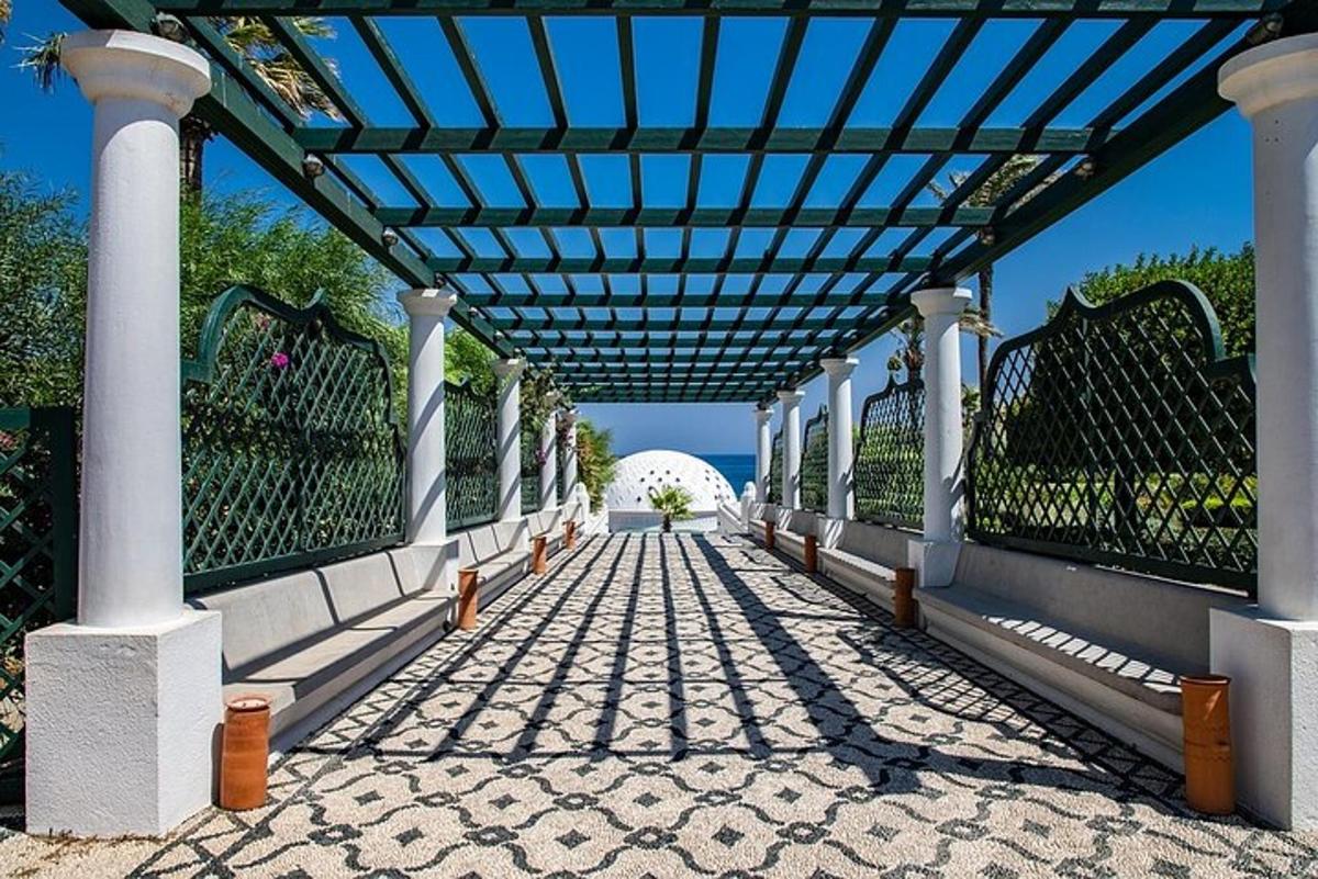 una passerella con una tettoia blu su un edificio