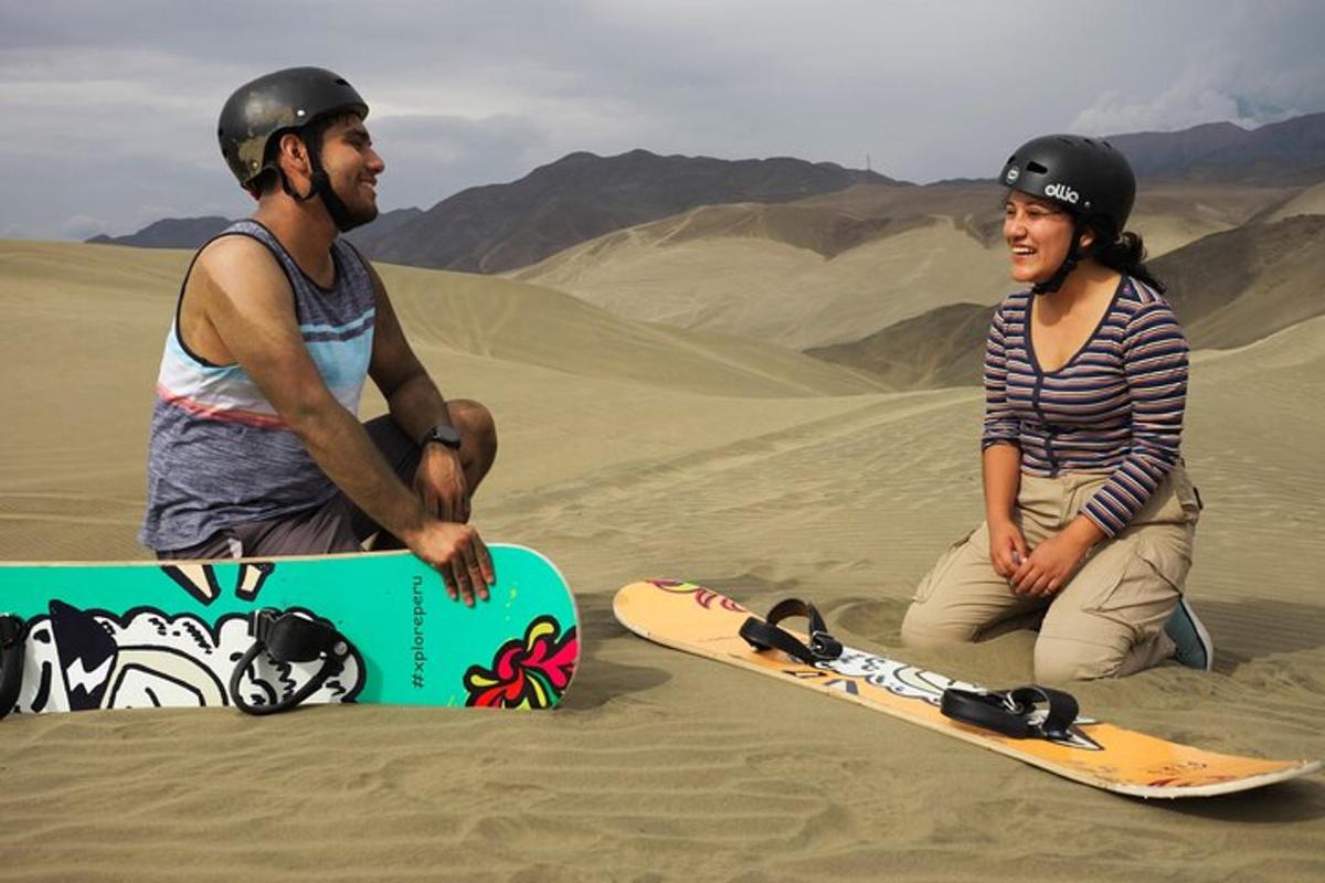 Ein Mann und eine Frau sitzen mit ihren Snowboards in der Wüste
