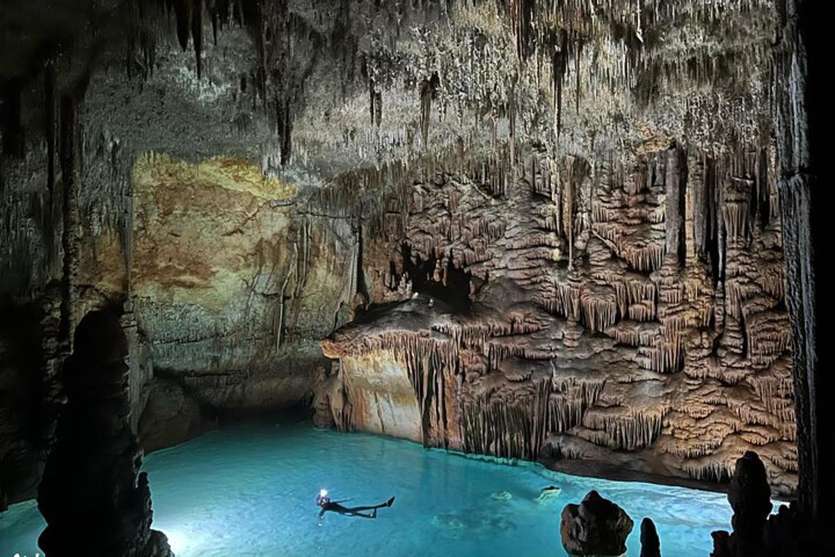 một người trong một vũng nước trong hang động