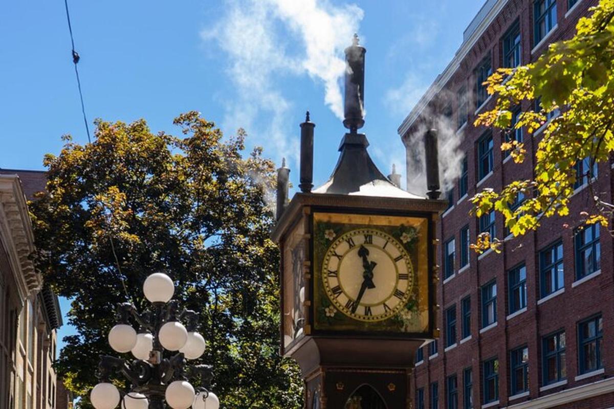 una torre dell'orologio di fronte a un edificio in mattoni