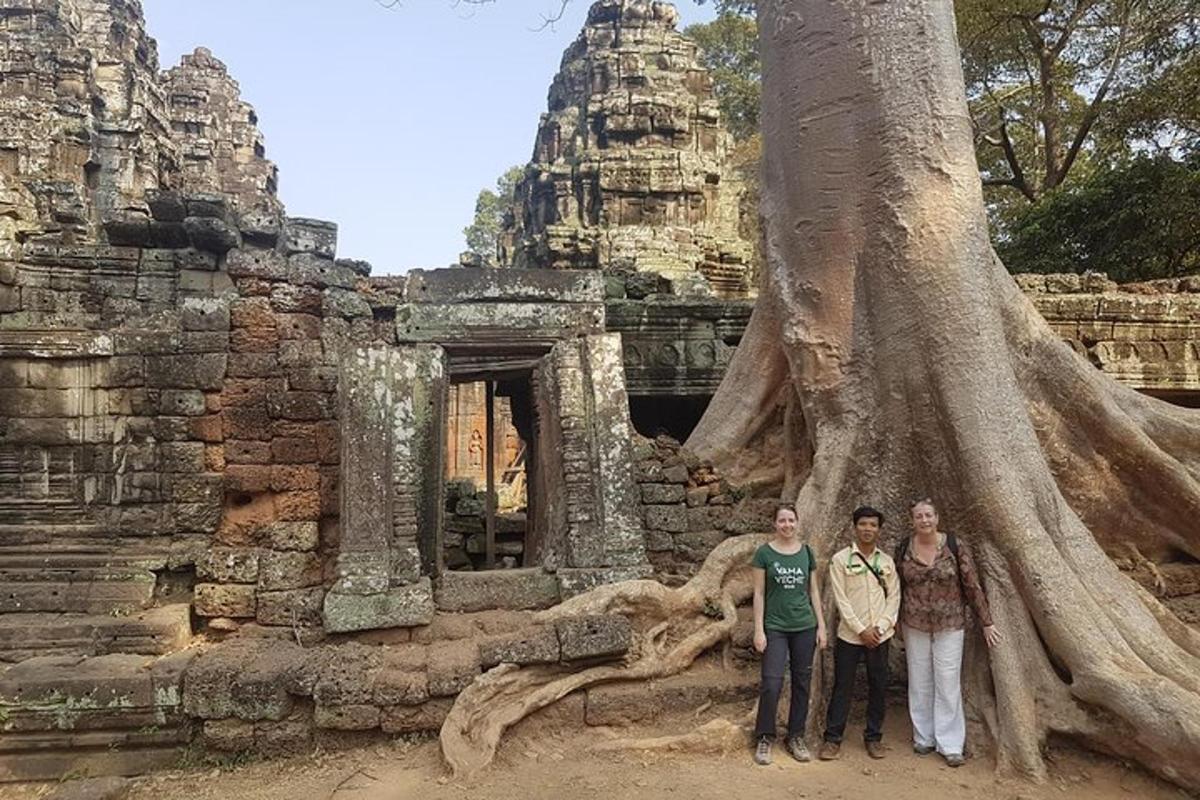 sekumpulan orang berdiri di hadapan pokok