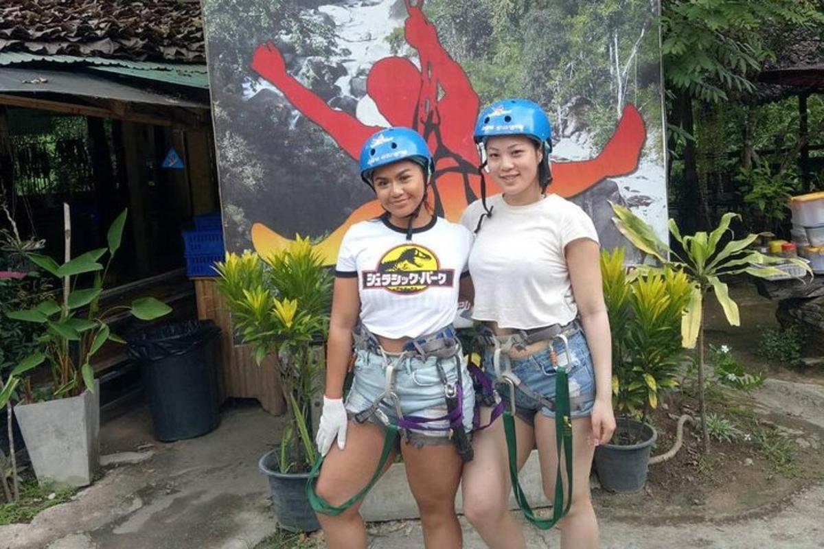 duas meninas usando capacetes em frente a um mural