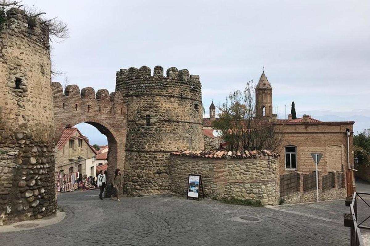 stará kamenná budova s obloukem v ulici
