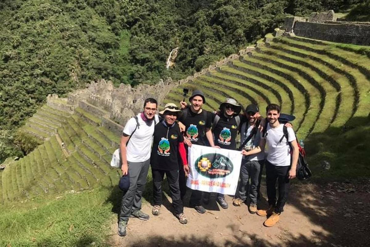 un grup de oameni care țin o pancartă la un amfiteatru