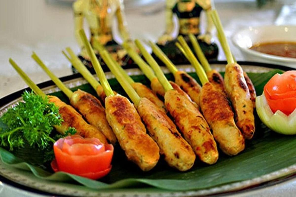 un plat de menjar amb pastanagues i verdures en un plat