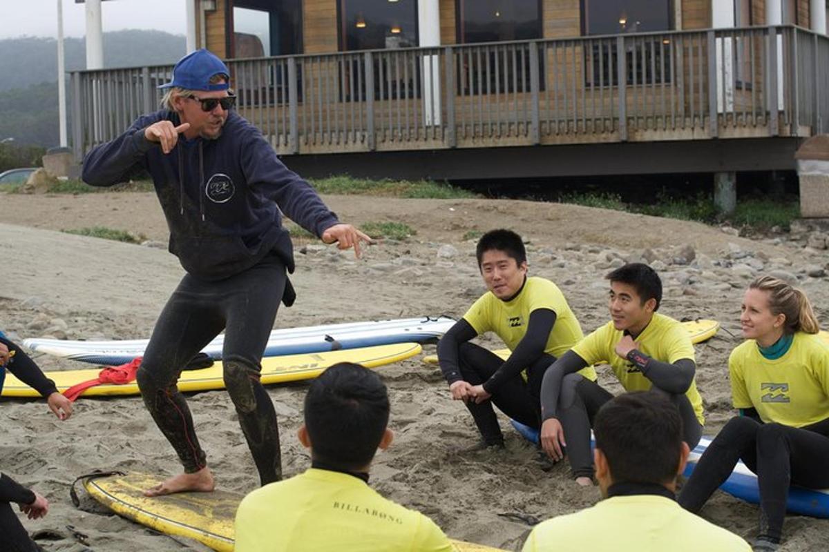 seorang lelaki berdiri di pantai bersama sekumpulan orang