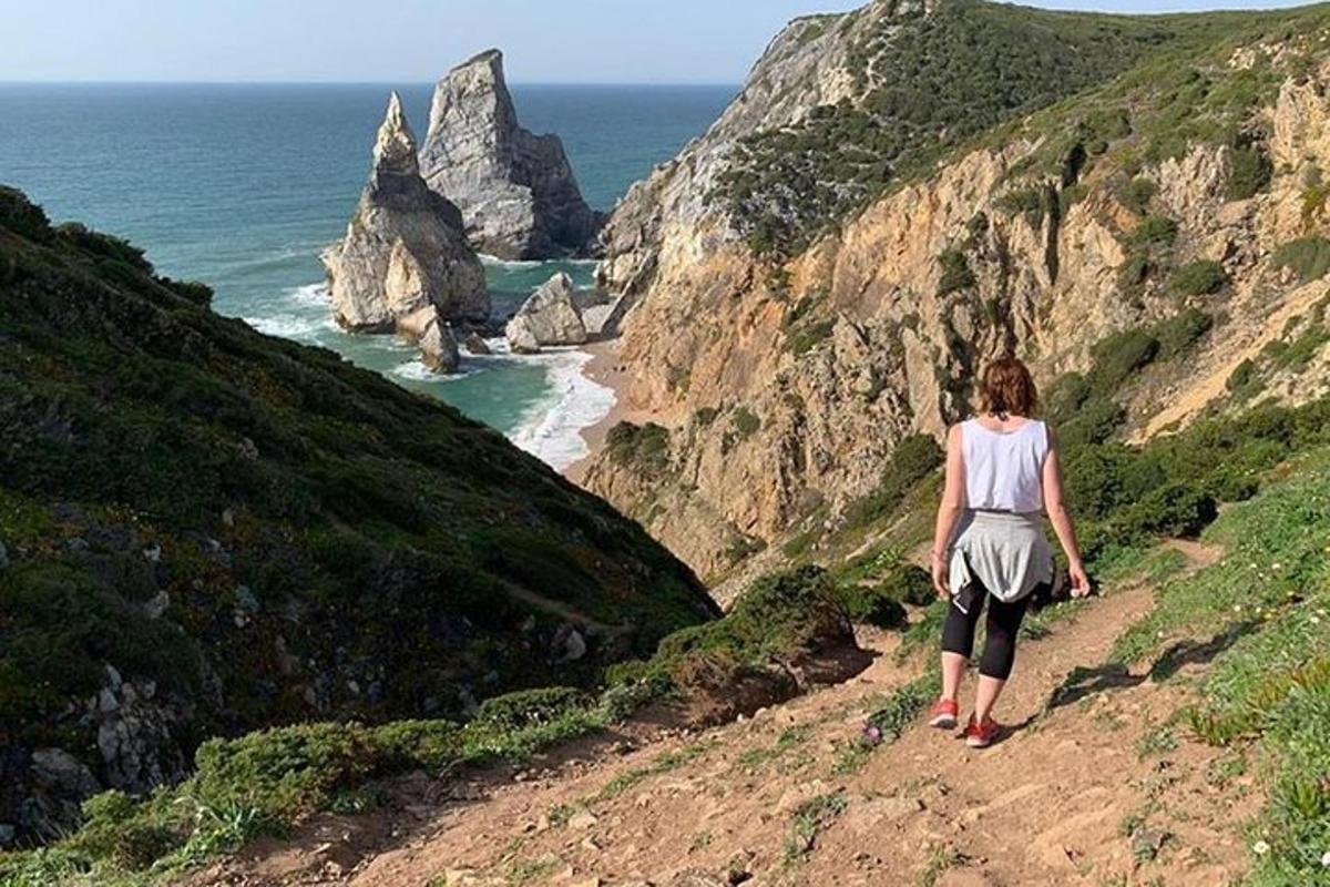 žena kráčející z kopce a dívající se na oceán
