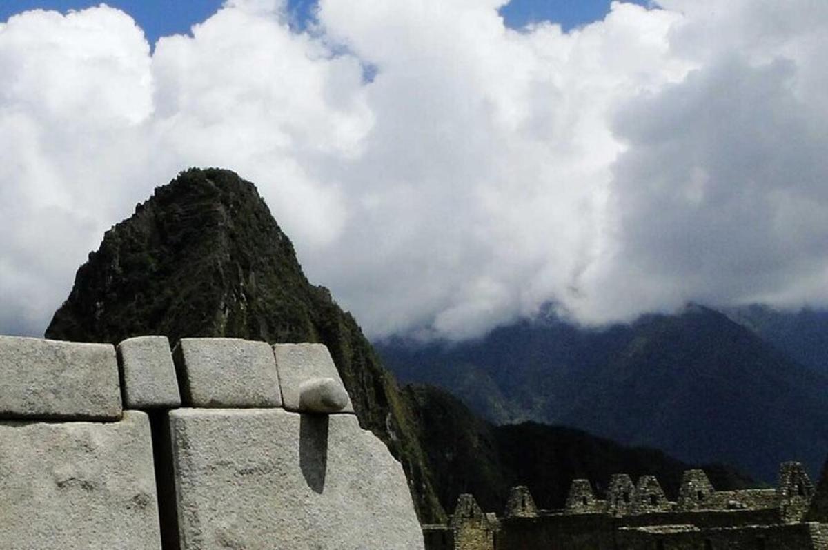 uma vista de uma montanha com nuvens no céu