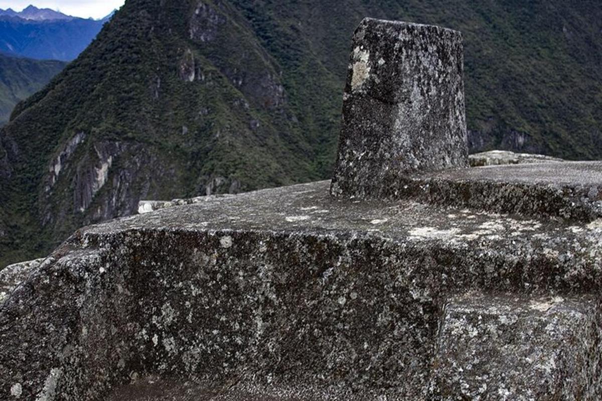 tebing batu dengan latar belakang gunung