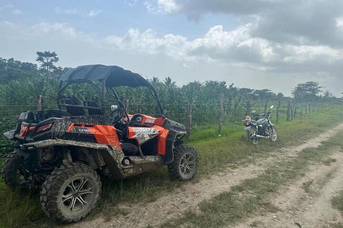 Egy földúton parkolt ATV egy motorkerékpárral