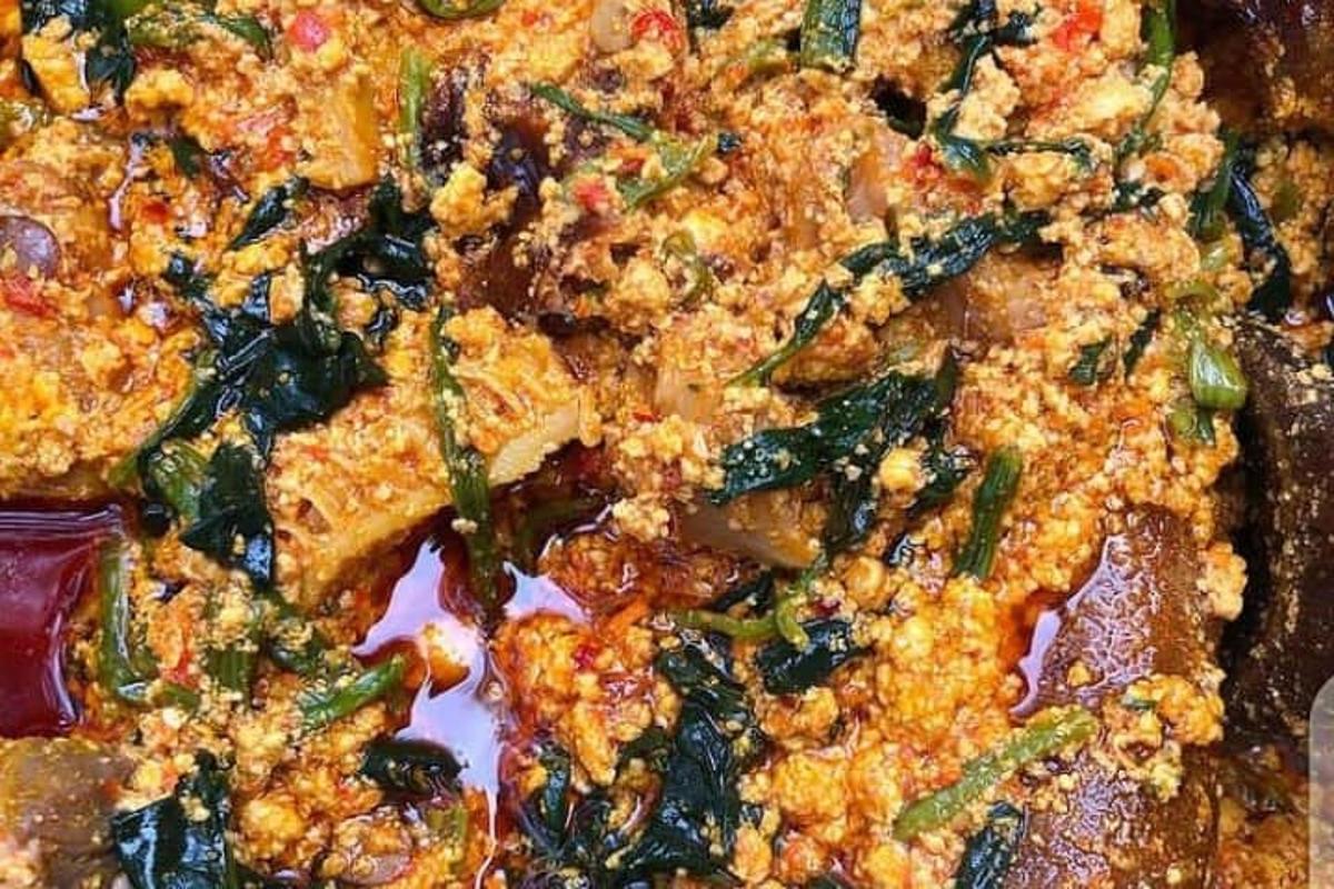 egy közeli kép egy pizzáról zöldségekkel a tetején