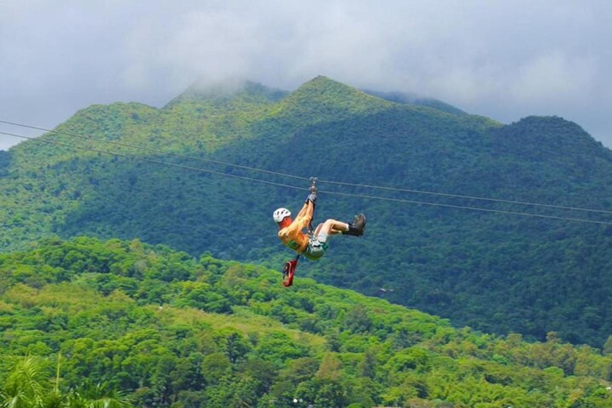 en person henger på en zipline