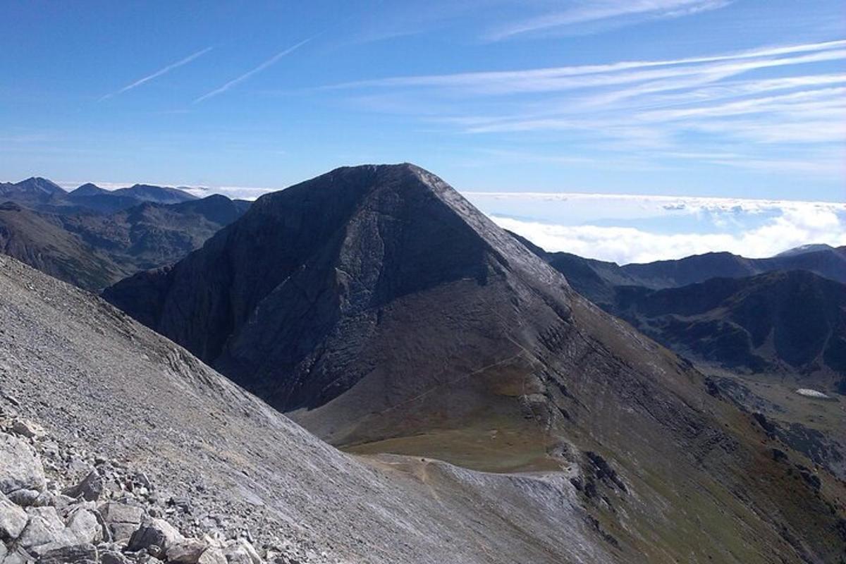 una vista di una montagna con montagne sullo sfondo