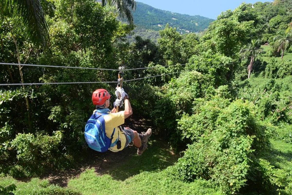 en mann som henger på en zipline i jungelen