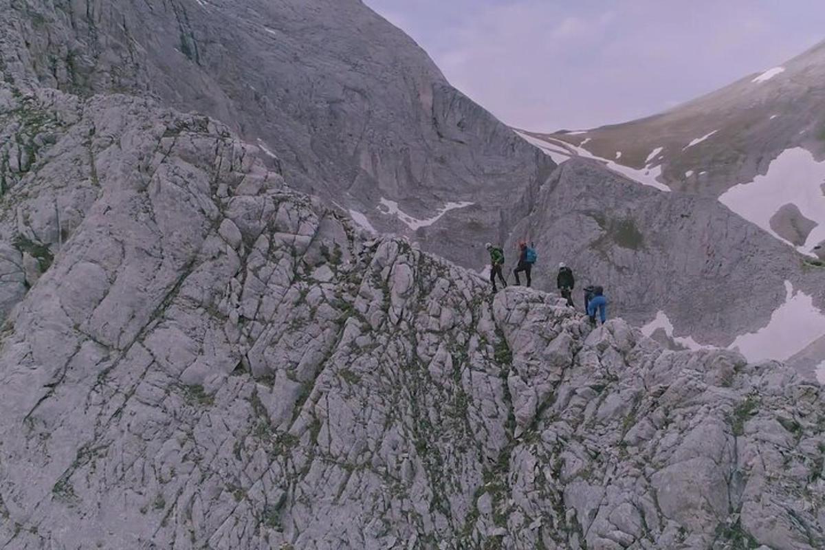 eine Gruppe von Menschen steht auf einem Berggipfel