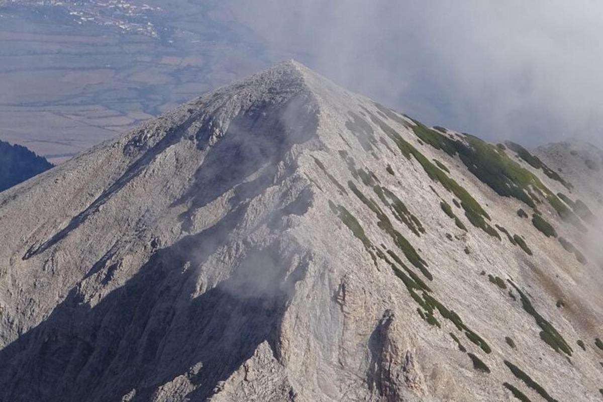 ein Blick auf einen Berg mit Wolken darauf