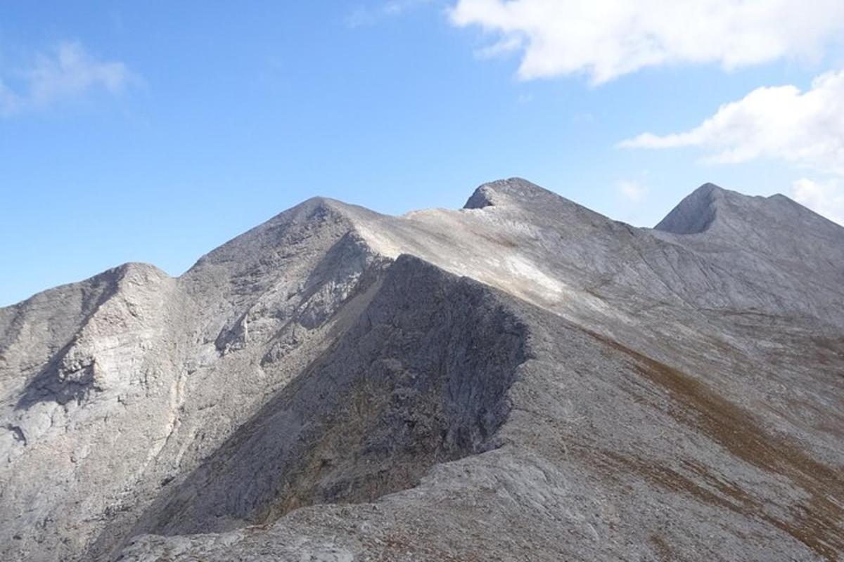 ein Blick auf einen felsigen Berg vor blauem Himmel