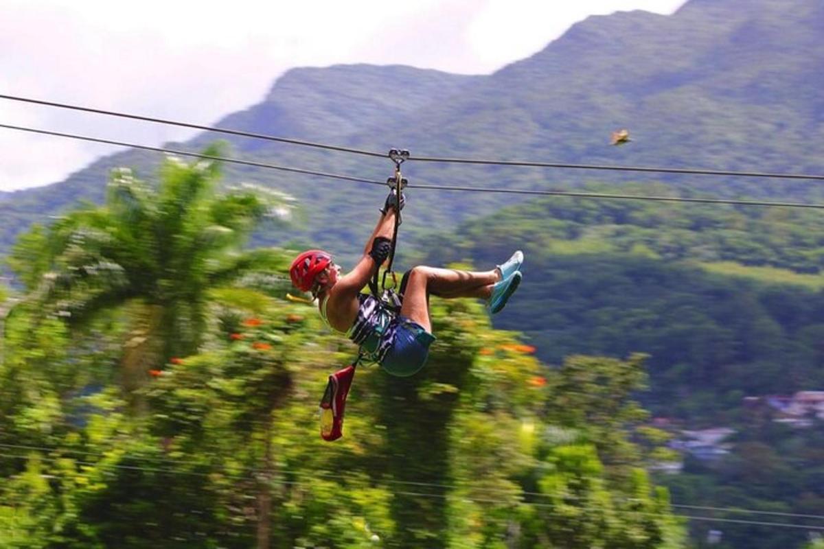 en mann henger på en zipline