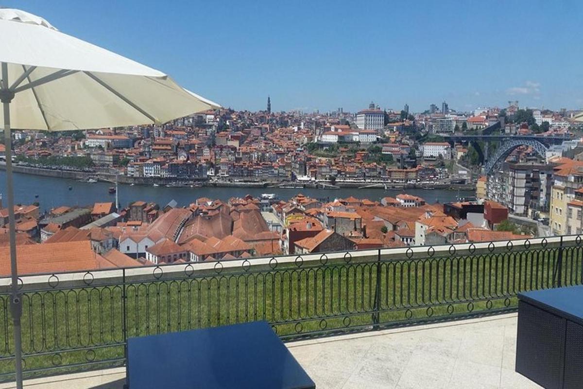 výhled na město z balkonu se slunečníkem