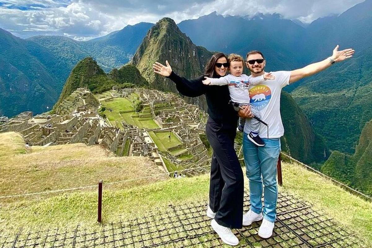un uomo e una donna in piedi sulla cima di una montagna