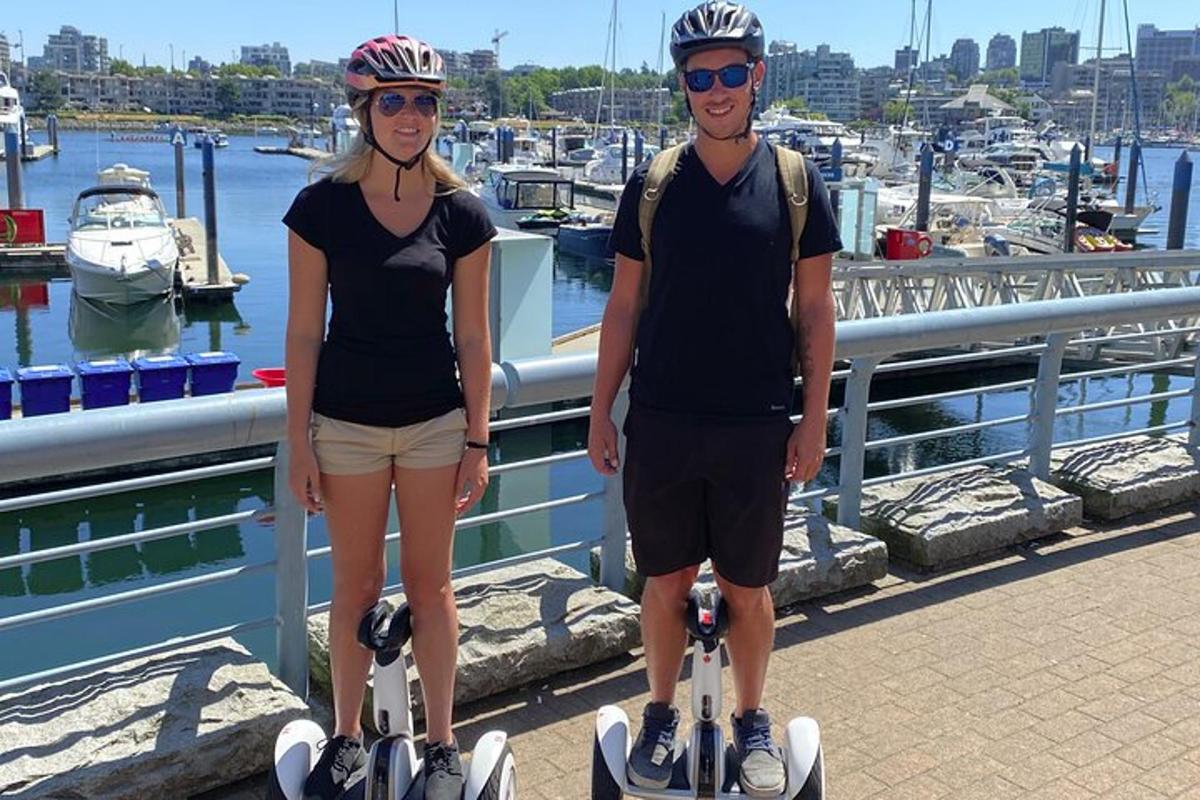 muž a žena jedoucí na segwayích
