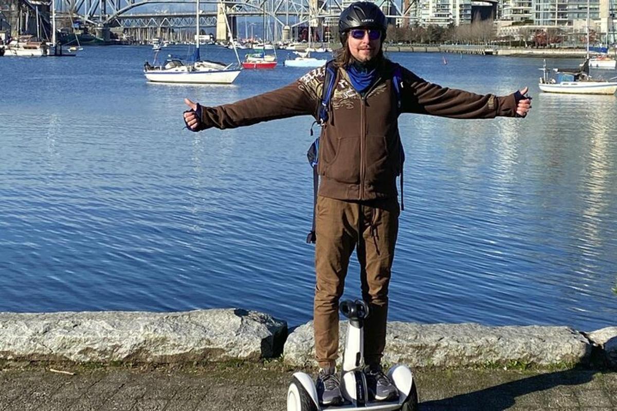 muž stojící na skateboardu před vodou