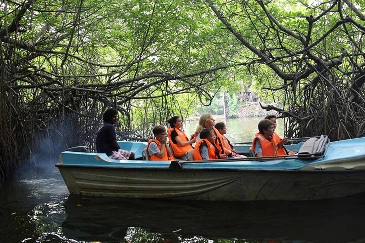 um grupo de pessoas em um barco na água