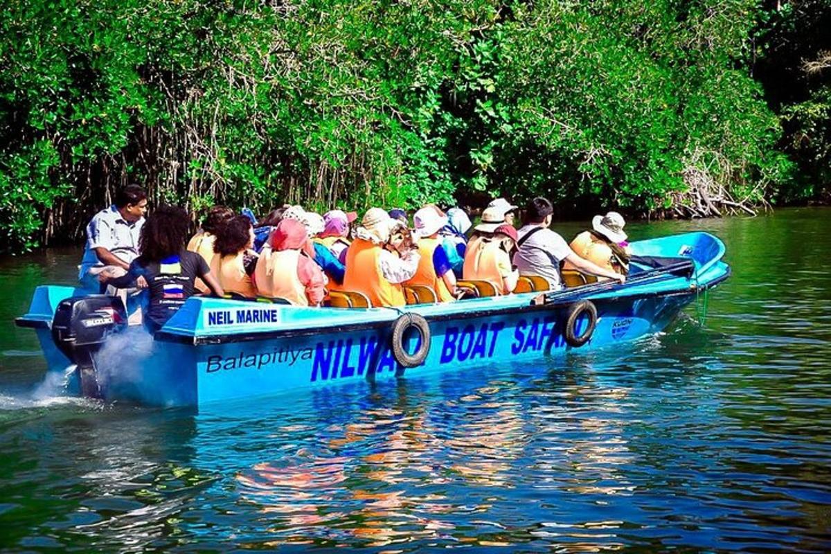 um grupo de pessoas em um barco azul em um rio