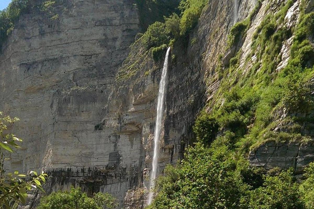 شلال على جانب الجبل