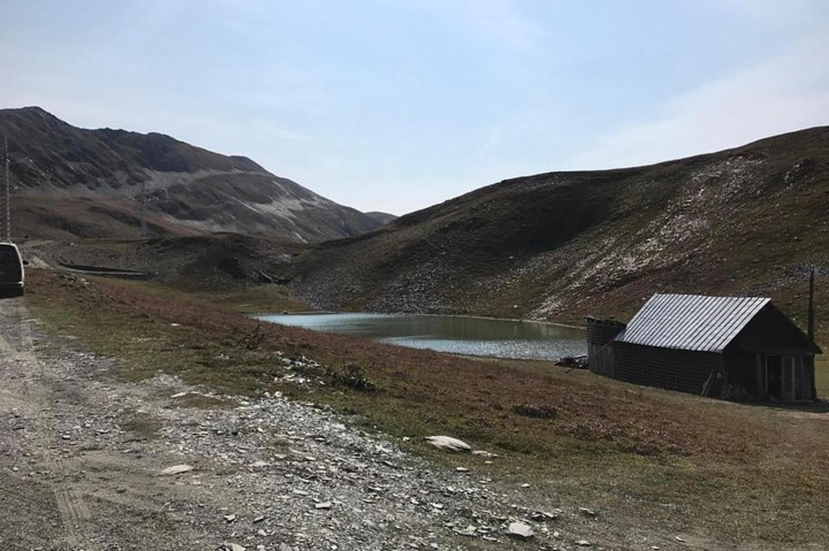 مبنى صغير على تلة بجوار بحيرة