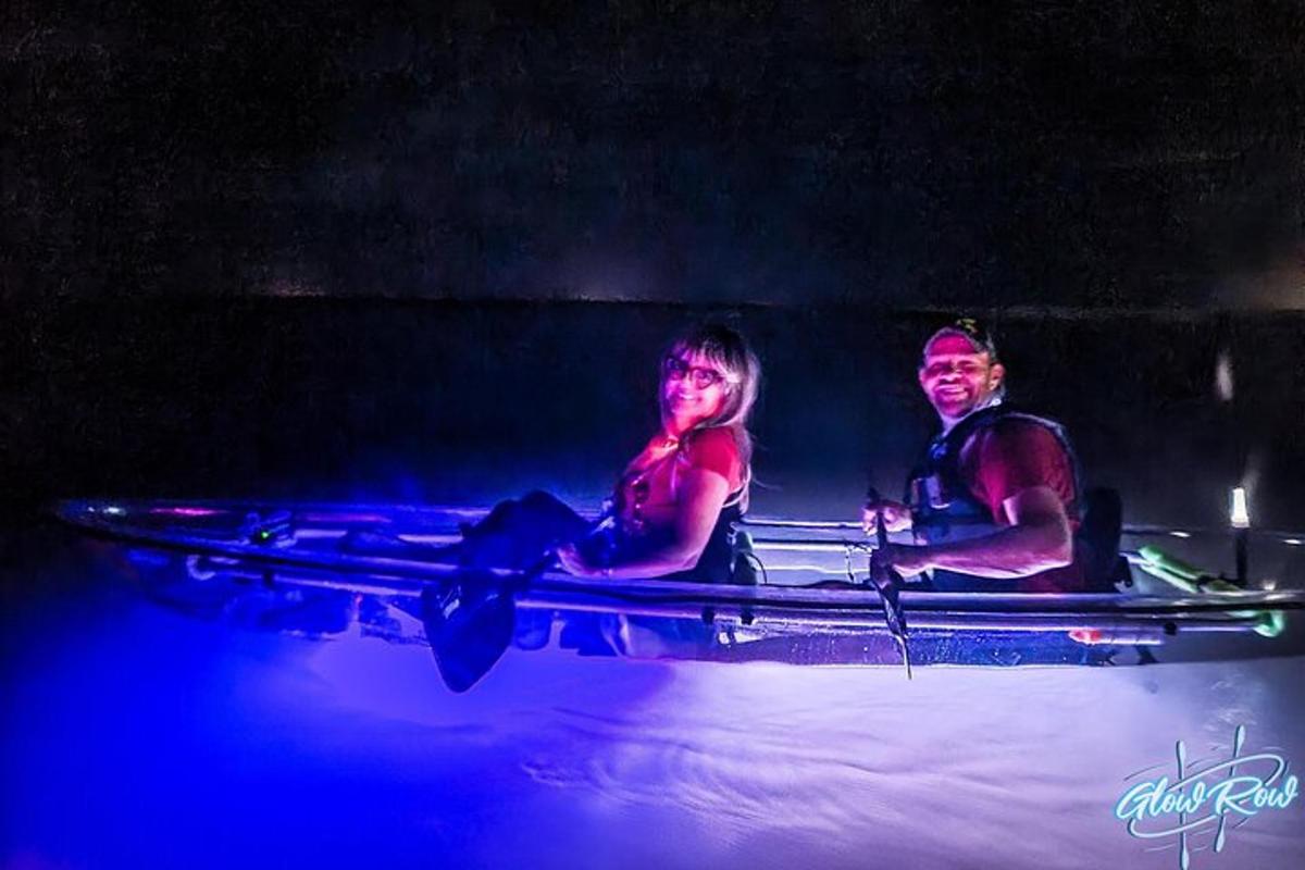 ein Mann und eine Frau sitzen in einem Boot im Wasser