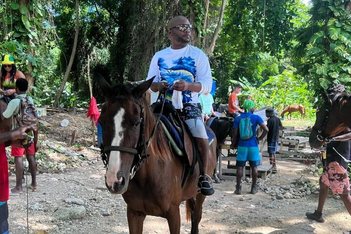 Un hombre montado a caballo delante de un grupo de personas.