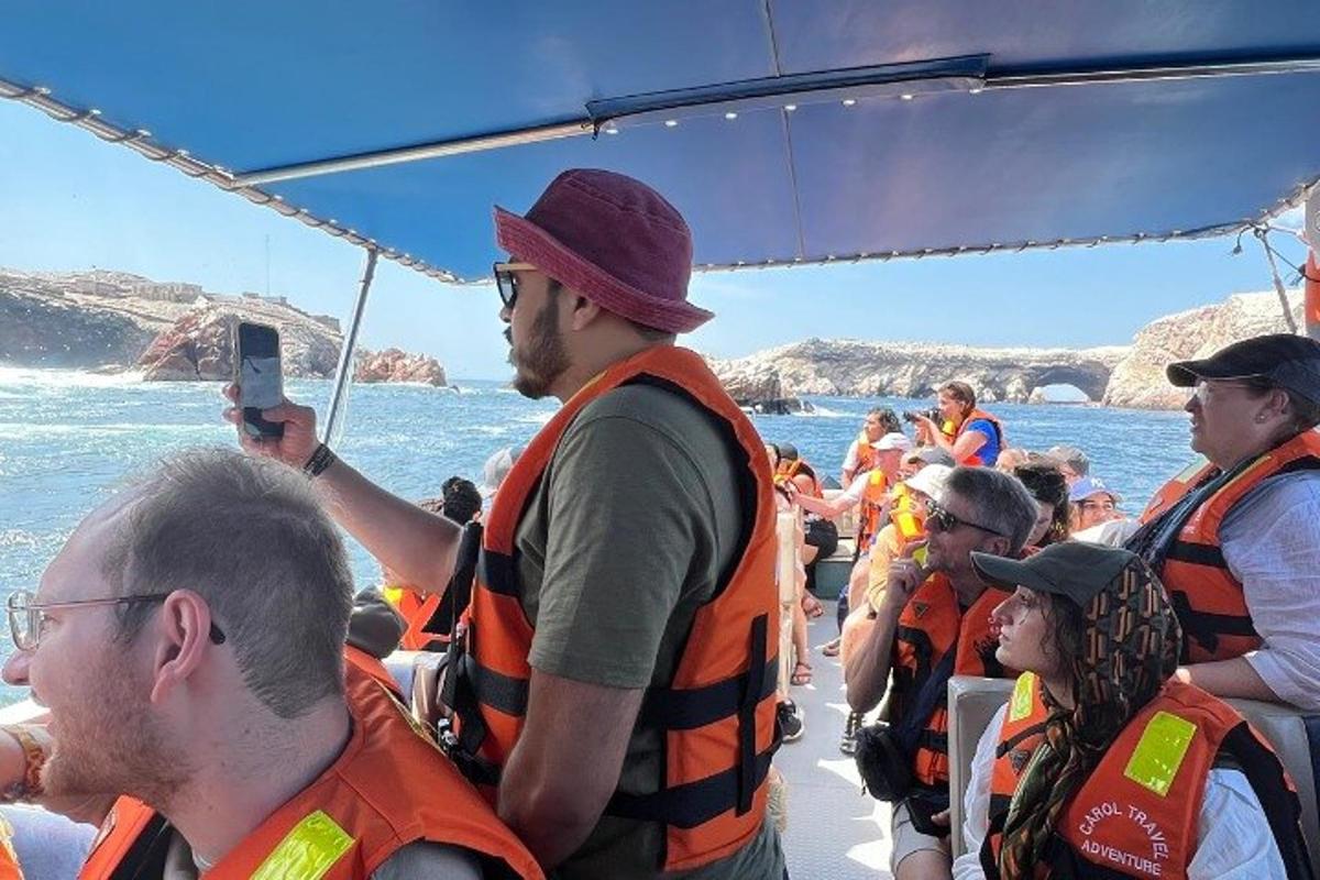 un home fent una foto d'un grup de persones en un vaixell