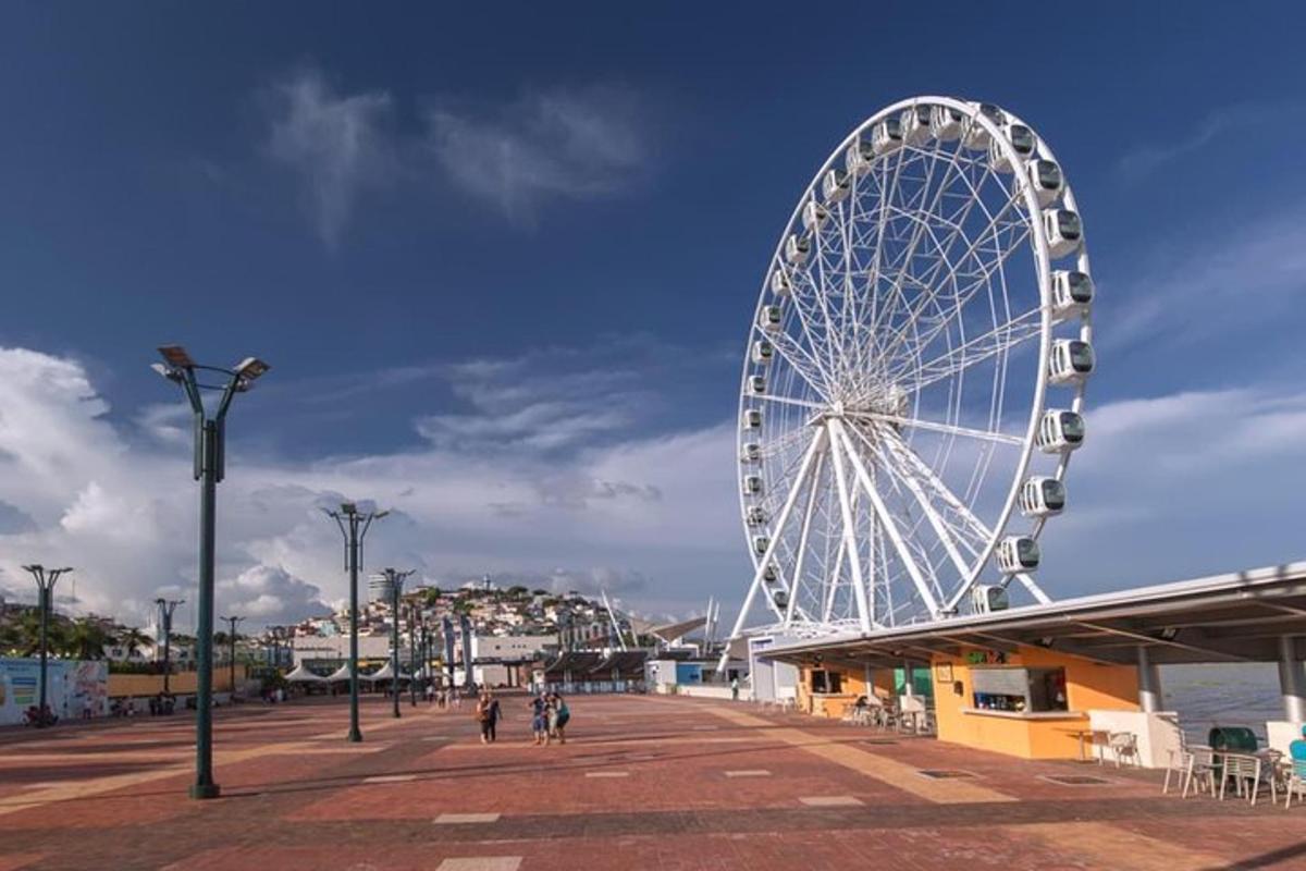 une grande roue sur une jetée au bord de l'eau
