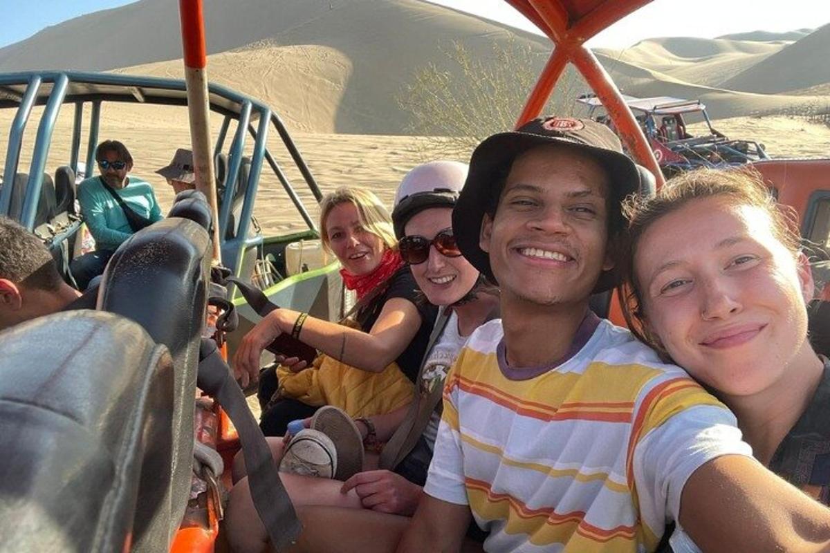 um grupo de pessoas em um barco no deserto