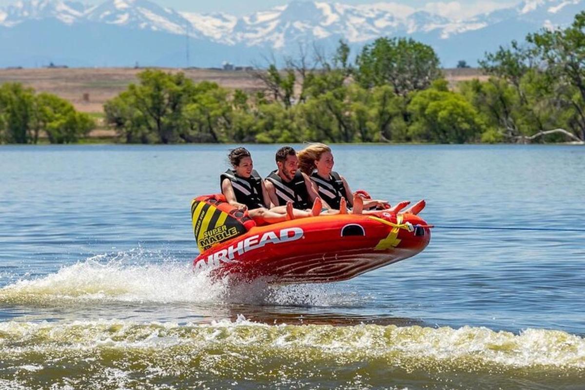 un grup de oameni care călătoresc pe o barcă pe un lac